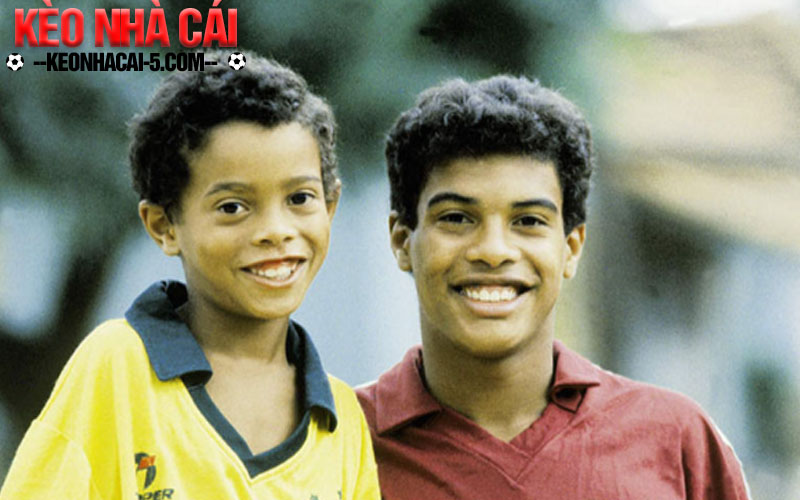 Tiểu Sử Ronaldinho| Ảo Thuật Gia Của Bóng Đá Thế Giới 5 Ronaldo de Assis Moreira (trái)